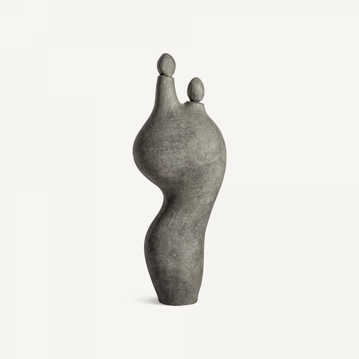 La Figura decorativa en cerámica gris Kedha presenta un diseño abstracto y contemporáneo, con un cuerpo curvado y alargado que culmina en dos formas redondeadas que evocan cabezas.