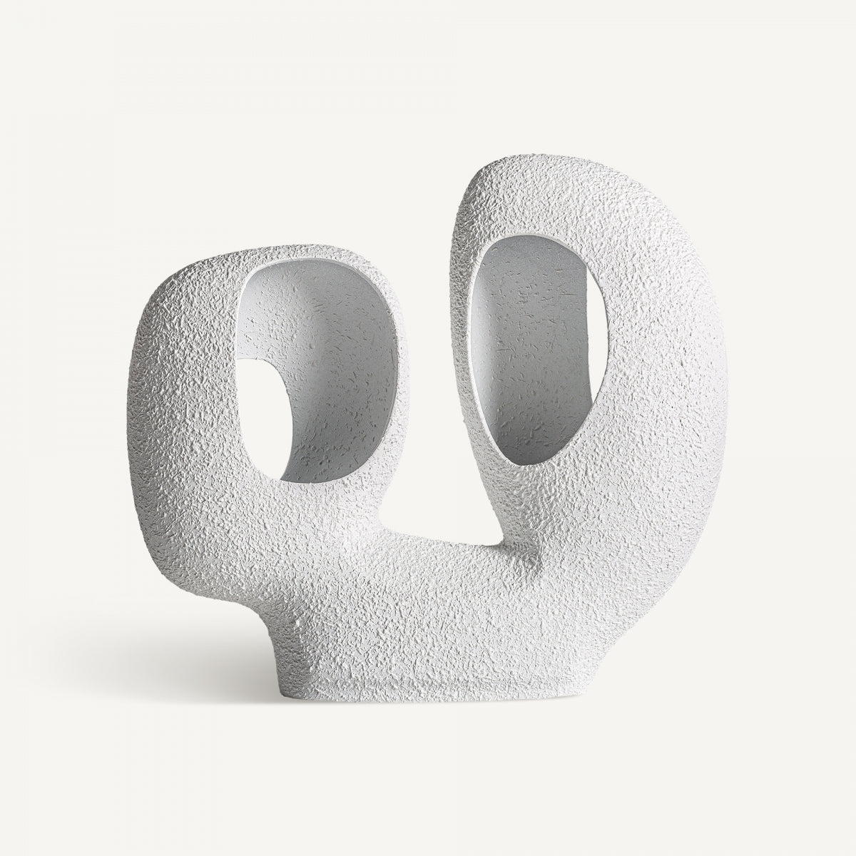 La figura decorativa Gissel L en cerámica blanca, con su diseño abstracto, presenta dos grandes aberturas curvadas. Su superficie texturizada refleja el estilo moderno, convirtiéndola en una destacada obra de arte contemporáneo.