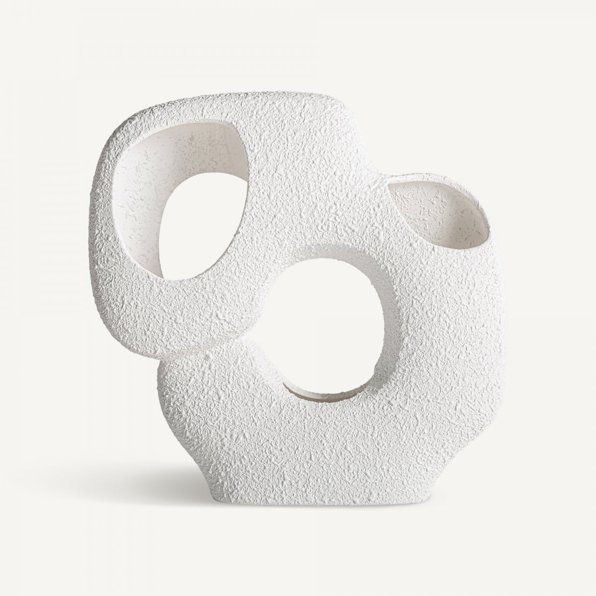 La figura decorativa de cerámica blanca Gissel S presenta una superficie texturizada con grandes aberturas curvas y un diseño moderno asimétrico, que agrega elegancia contemporánea a cualquier espacio.