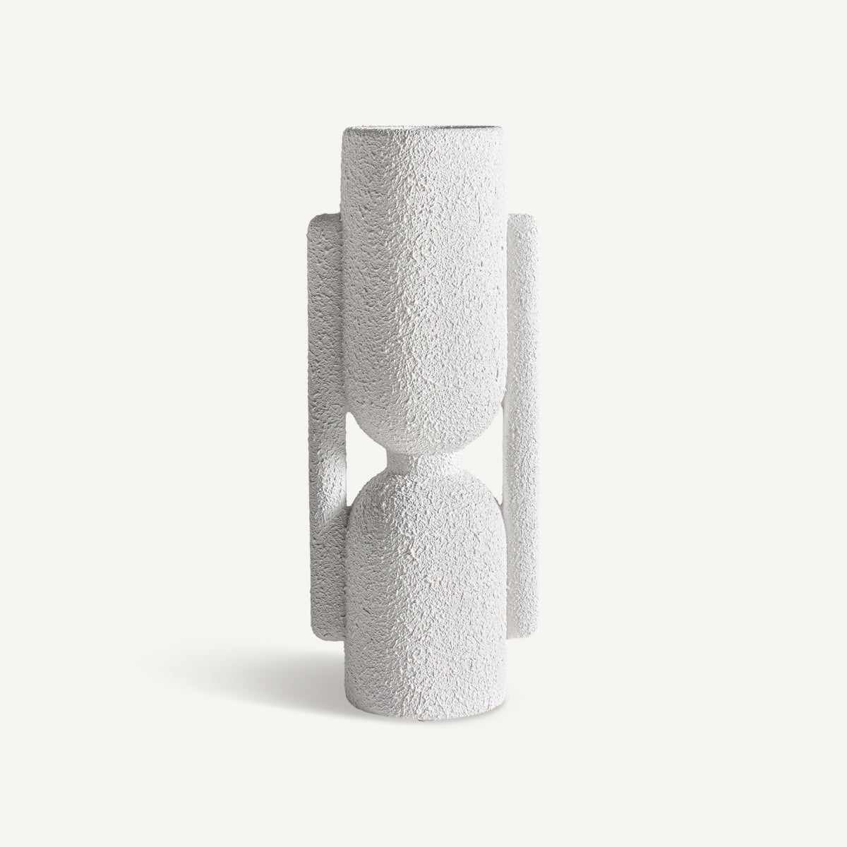 El Jarrón en cerámica blanca Gissel W destaca por su diseño minimalista de forma geométrica simétrica, acabado rugoso y dos extensiones laterales verticales, ideal para ambientes modernos.