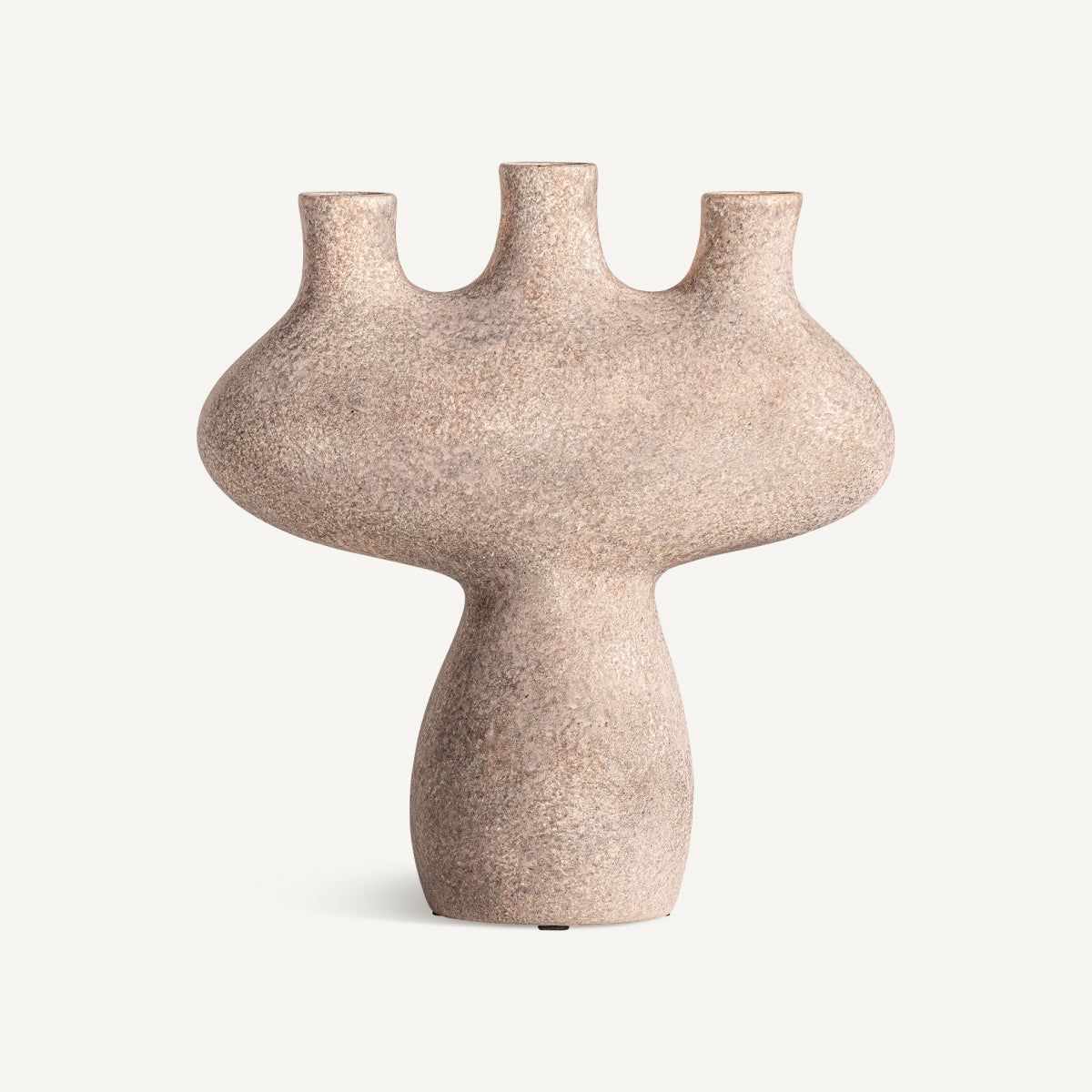 El jarrón en cerámica vintage Gissel, con su diseño escultórico y texturizado, presenta tres aberturas estrechas y una forma curva orgánica sobre un fondo blanco liso, encarnando la elegancia del diseño art déco.