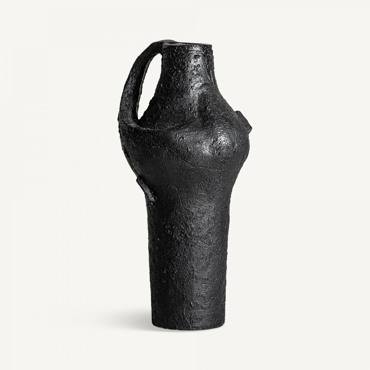 El Jarrón en resina negro Riley tiene una forma escultórica e irregular con textura y una sola asa superior, añadiendo elegancia moderna a cualquier espacio.