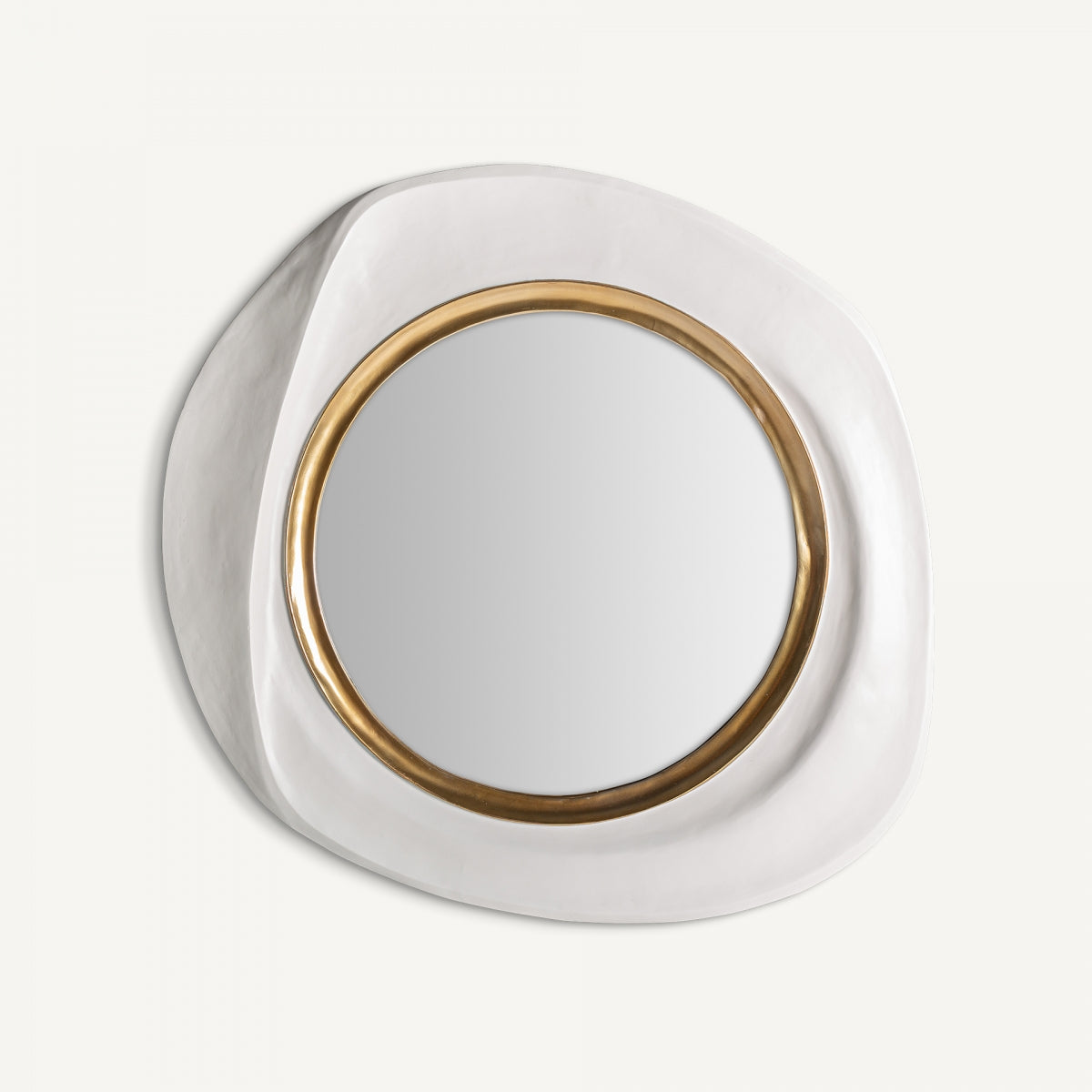 El espejo contemporáneo Riley (108x100 cm), fabricado en resina blanca y hierro dorado, es un elemento decorativo ideal para añadir diseño y modernidad a cualquier espacio gracias a su marco de formas irregulares.