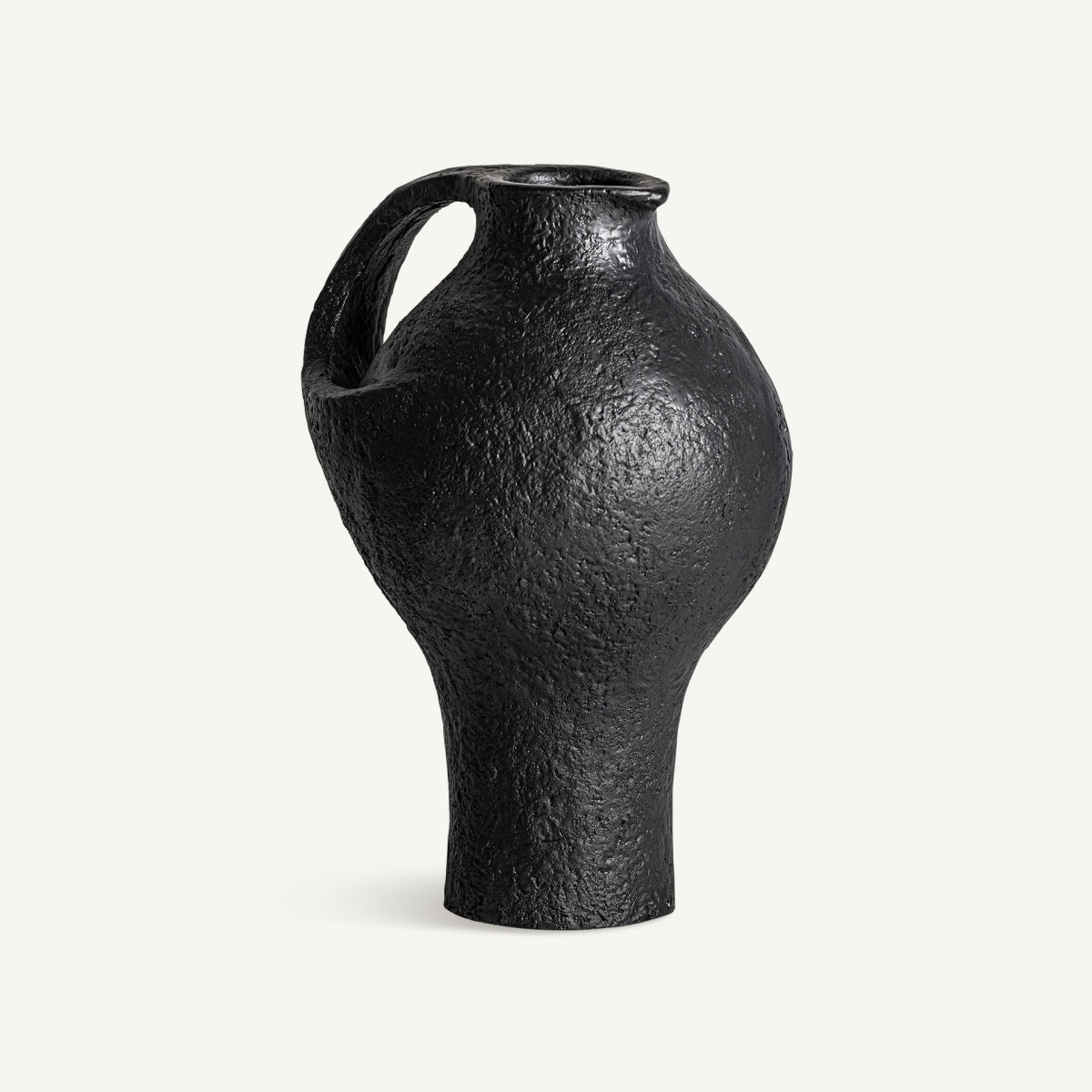 El Jarrón de resina negra Riley S es un jarrón de cerámica negra texturizada con una sola asa, cuerpo bulboso y cuello estrecho, perfecto para la decoración de interiores. Destaca elegantemente sobre un fondo blanco liso.