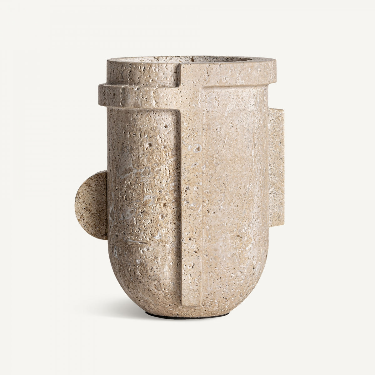 El jarrón en travertino beige Asher presenta piedra texturizada, acentos lineales geométricos y una protuberancia circular inspirada en el diseño art déco, resaltada sobre un fondo blanco liso.