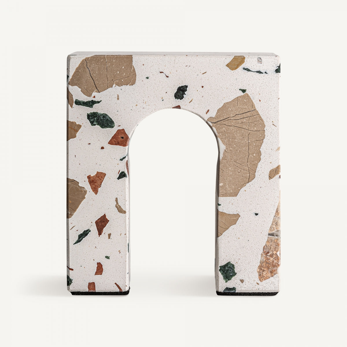 La Figura decorativa en mármol multicolor Asgard B es un banco rectangular de terrazo con recorte arqueado, base blanca y fragmentos multicolor; Perfecto para dar un toque moderno a tus espacios.