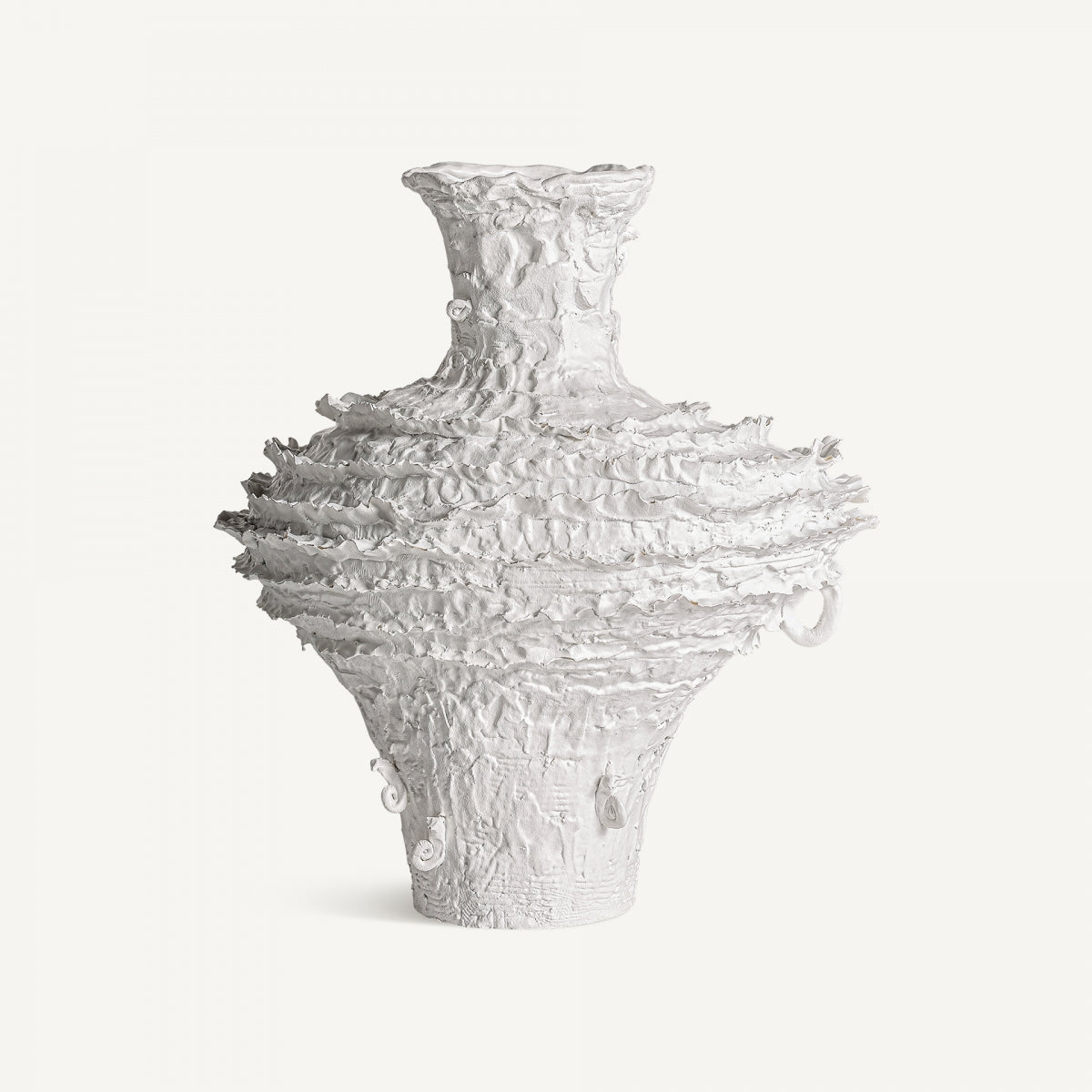 El Jarrón en resina blanco Basilio destaca por su superficie rugosa y texturizada, patrón ondulado e irregular, y cuerpo ancho que se afina en la base y el cuello, ideal para decorar interiores con un estilo moderno.