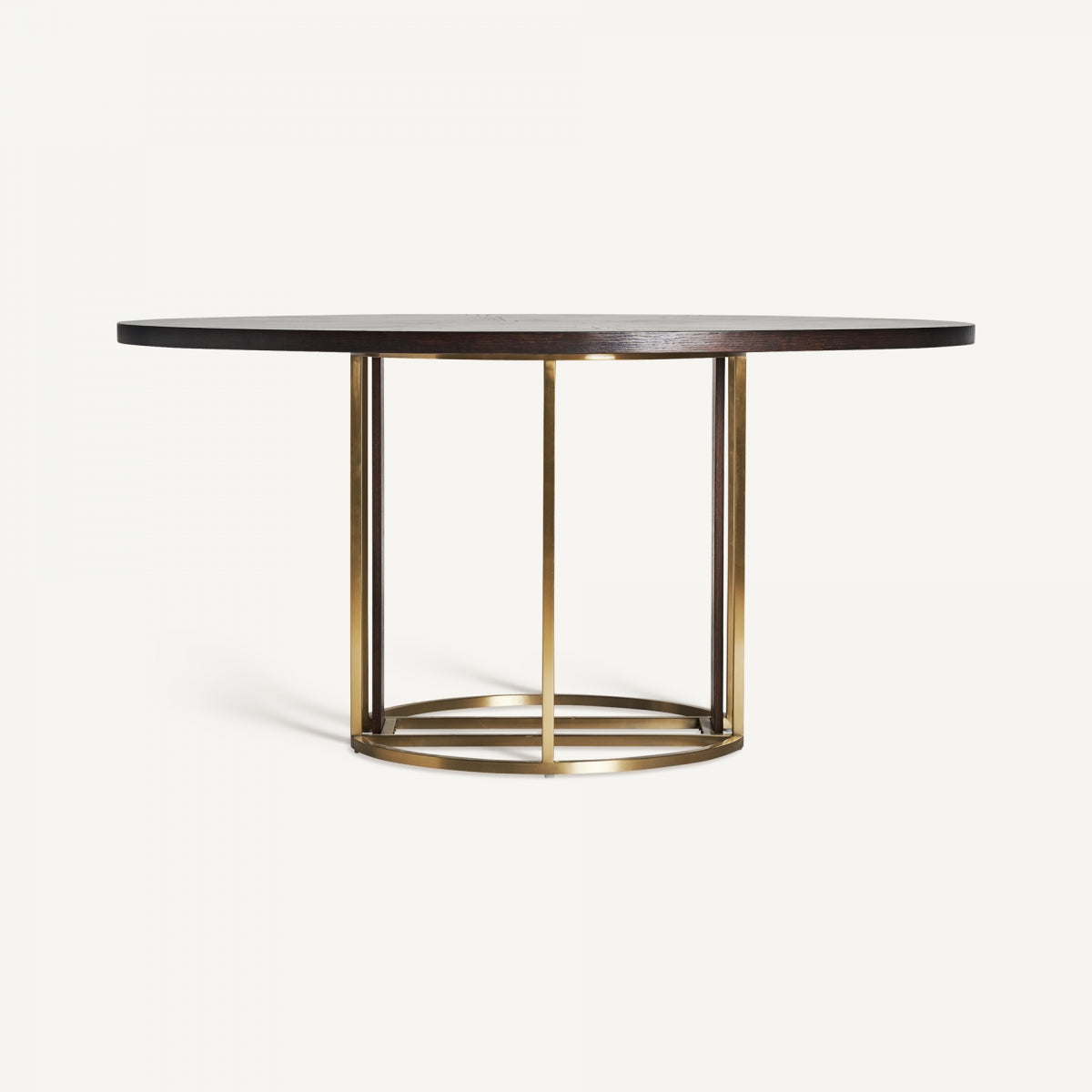 La mesa de comedor redonda en acero y madera Leira tiene una tapa de madera oscura con una base de metal dorado que presenta soportes verticales y circulares, encarnando la elegancia del diseño art déco sobre un fondo blanco liso.