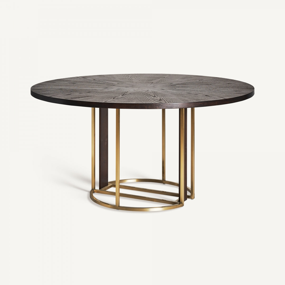 La Mesa de comedor redonda en acero y madera Leira presenta una tapa de madera oscura, una base metálica geométrica con detalles dorados y un elegante diseño art déco.