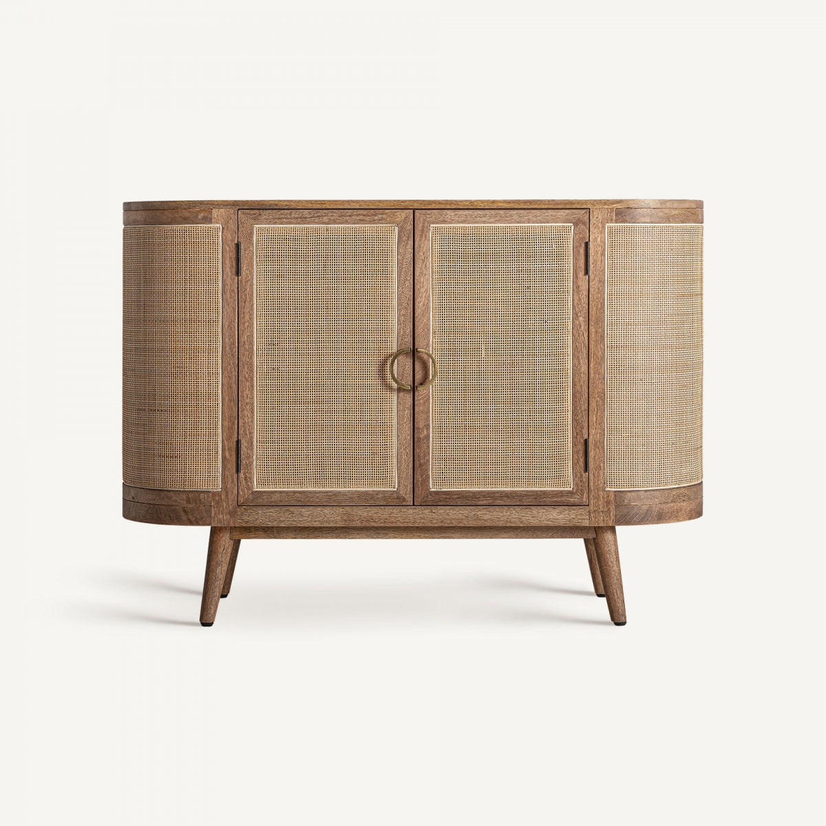 El aparador en madera de mango y mimbre Beckley (120x47 cm) combina diseño nórdico, puertas de panel tejido, bordes redondeados y patas anguladas, aportando estilo sobre un fondo blanco sencillo.
