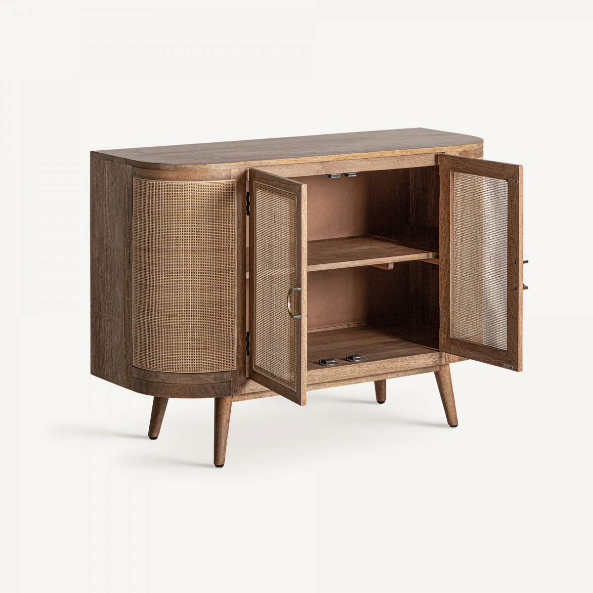 El aparador en madera de mango y mimbre Beckley (120x47 cm), de estilo nórdico, tiene puertas con paneles de caña, dos estantes interiores y patas anguladas. Se muestra con las puertas abiertas sobre fondo neutro.