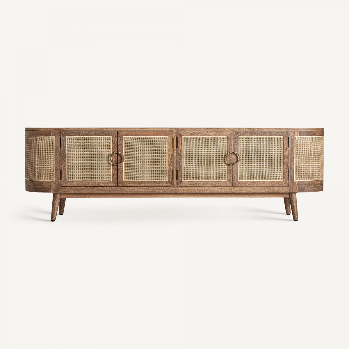 El Mueble para TV en madera de mango Beckley es un aparador de madera de mango resistente, con cuatro puertas de ratán tejido con tiradores redondos y patas cónicas sobre un fondo blanco liso. Es un testimonio del diseño artesanal que también funciona elegantemente como mueble para televisores.