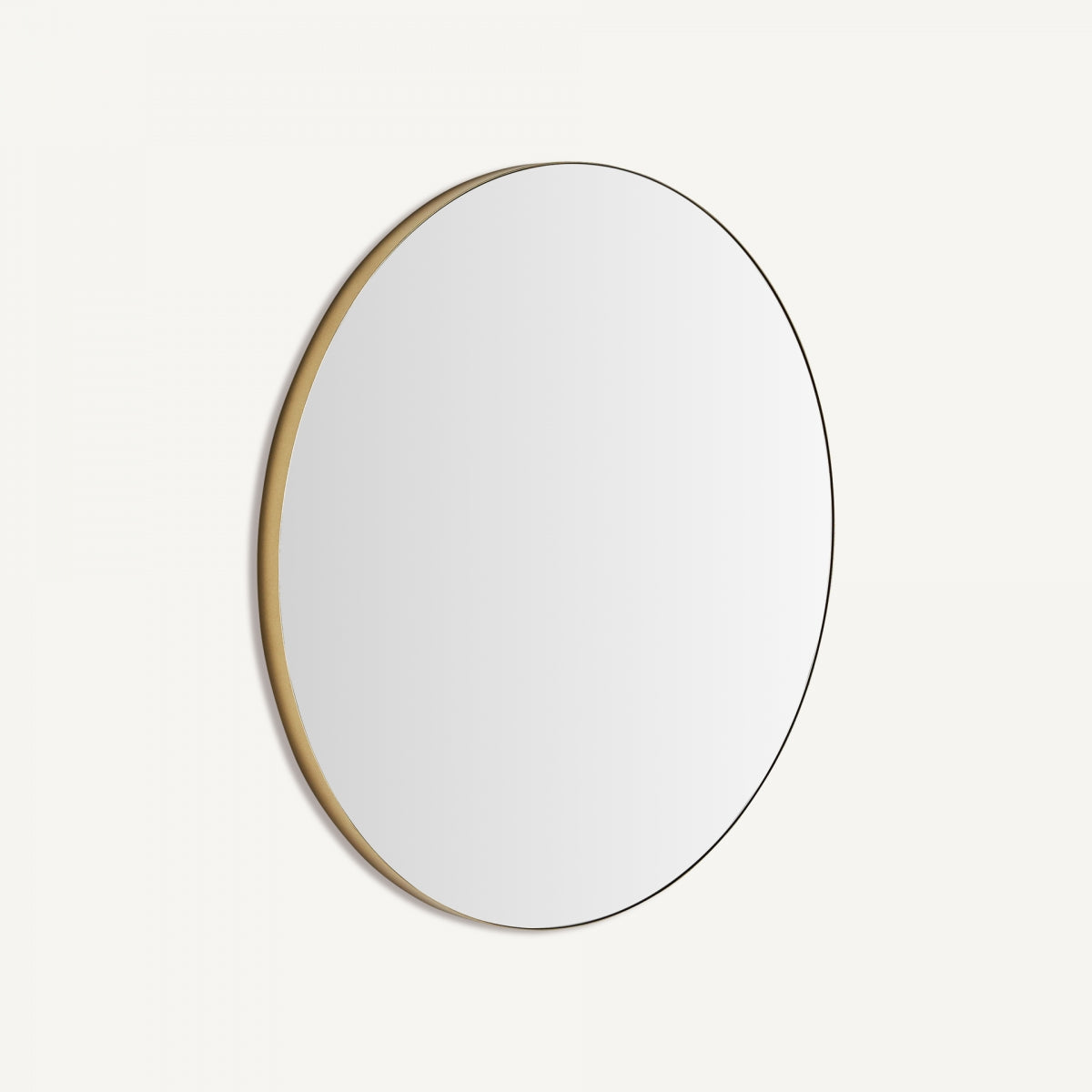 Un espejo redondo en hierro dorado Aimar (120x120 cm), de diseño inspirado en el Art Deco y acabado premium, es ideal para realzar cualquier ambiente sobre un fondo blanco liso.