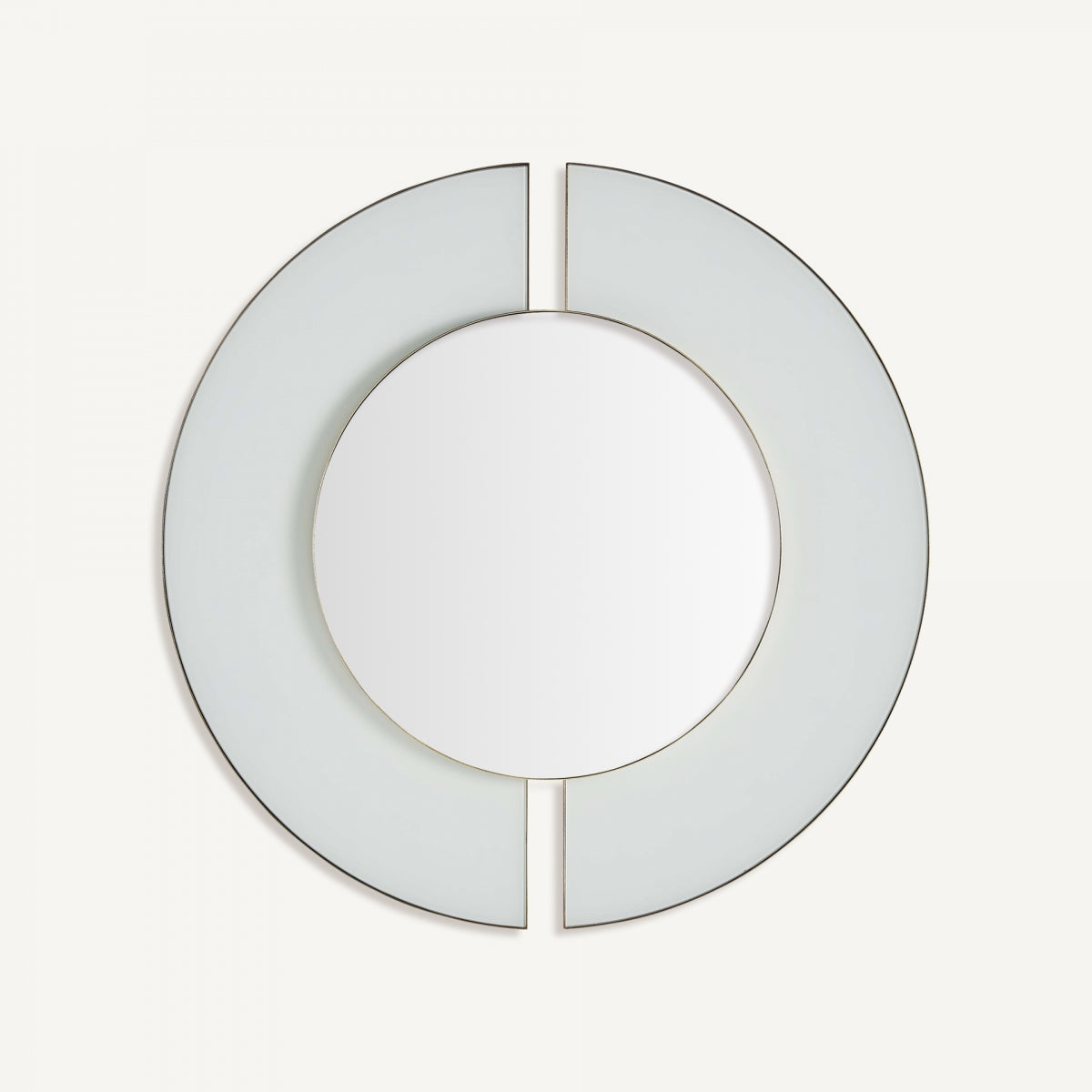 El espejo circular en cristal y hierro (100x100 cm) Bahiale presenta un amplio marco esmerilado dividido verticalmente, que agrega elegancia art déco a la decoración de interiores cuando se coloca sobre un fondo blanco liso.