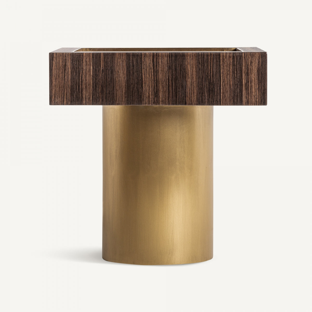 La contemporánea mesa auxiliar de pino y acero CHEB tiene una base cilíndrica de latón y una tapa cuadrada con textura de madera, evocando un diseño art déco sobre un fondo simple.