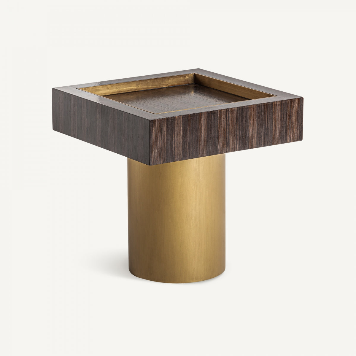 La mesa auxiliar de pino y acero CHEB cuenta con una bandeja cuadrada de madera hecha de elegante madera de pino con bordes elevados, que reposa sobre una base cilíndrica de latón en un verdadero estilo art decó.