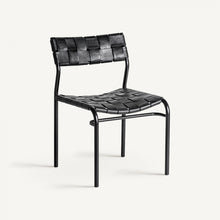  La Silla de comedor en hierro y piel Franey cuenta con una estructura de metal negro con asiento y respaldo con correas tejidas en negro, aportando diseño contemporáneo a la elegancia de tu espacio.