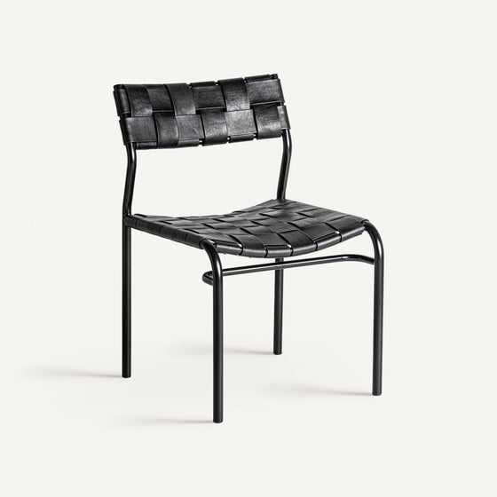 La Silla de comedor en hierro y piel Franey cuenta con una estructura de metal negro con asiento y respaldo con correas tejidas en negro, aportando diseño contemporáneo a la elegancia de tu espacio.