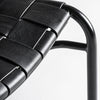 La Silla de comedor en hierro y piel Franey presenta un primer plano de su asiento tejido de cuero negro y su estructura de metal curvada, reflejando el diseño contemporáneo. Colocado sobre un fondo blanco liso, realza la elegancia de tu espacio.