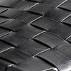 Primer plano de textura de cuero tejido negro con patrón tipo canasta, que recuerda al diseño contemporáneo de la Silla de comedor en hierro y piel Franey.