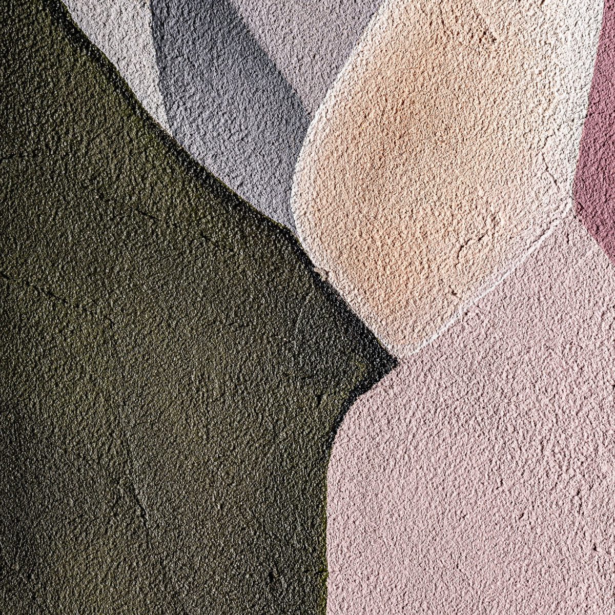 Cuadro decorativo multicolor lienzo artesanal Balian (143x183 cm) con texturas y formas superpuestas en tonos oliva, gris, beige y rosa pálido—ideal para aportar decoración sofisticada a cualquier espacio.