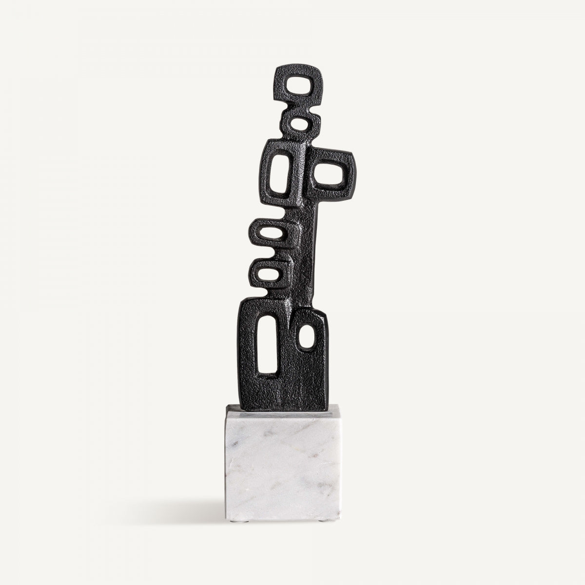 La figura decorativa de aluminio y mármol Dae es una elegante escultura de metal negro que presenta recortes rectangulares y ovalados, montada sobre una base de mármol blanco, que ejemplifica el diseño moderno.