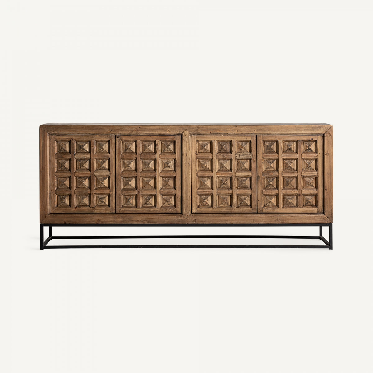 Aparador art deco Freiberg (206x45x88 cm) de madera de pino reciclada, con base de metal negro y puertas talladas, sobre fondo blanco sencillo.
