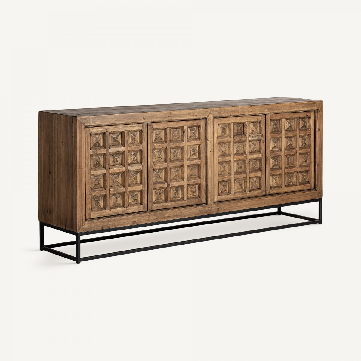 El Aparador art deco Freiberg (206x45x88 cm), hecho de madera de pino reciclada, luce puertas con patrones geométricos tallados y base de metal negro, resaltando sobre un fondo blanco sencillo.