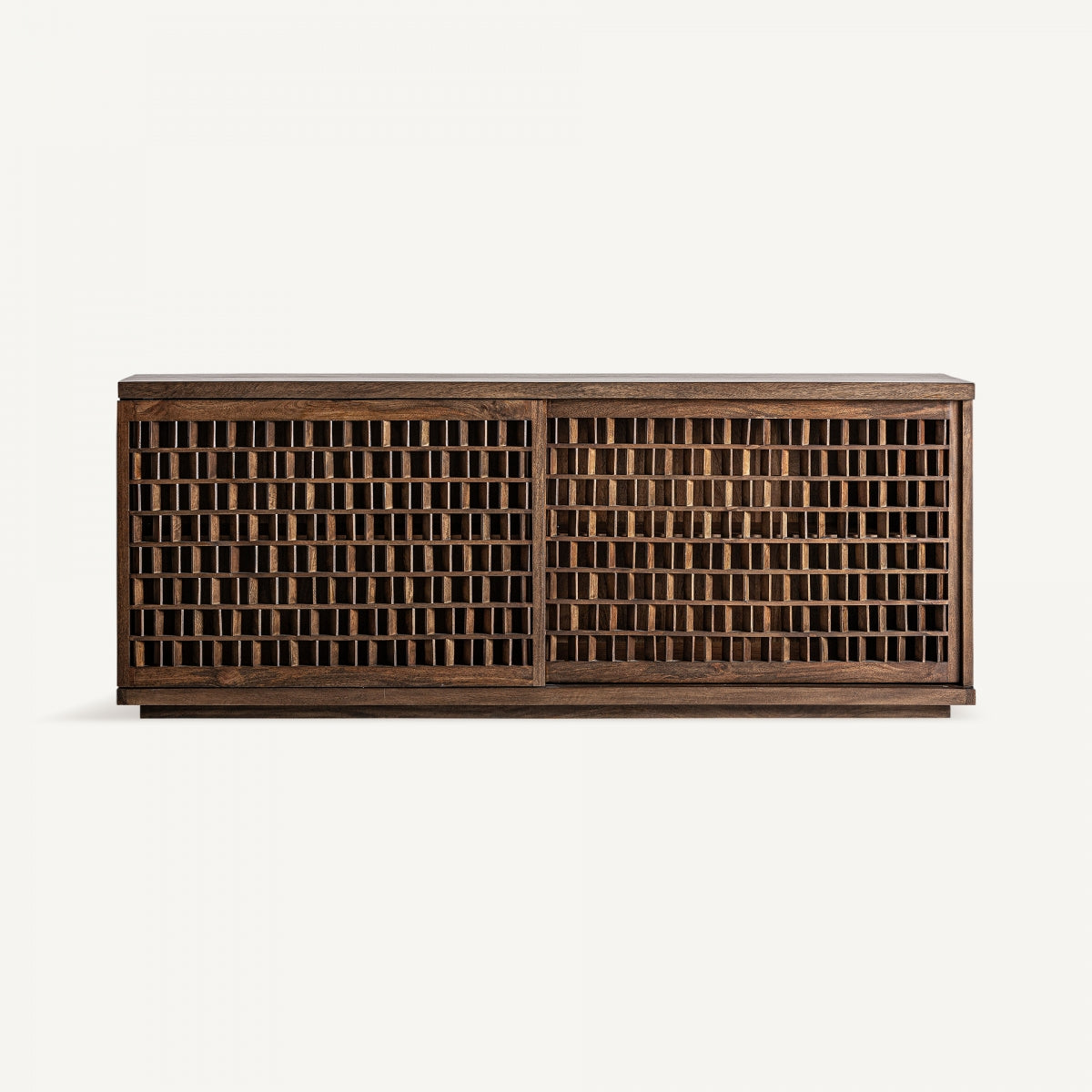 El aparato en madera de mango estilo art déco Kladno (205x80 cm) tiene silueta rectangular y frente texturizado con patrón de cuadrícula sobre un fondo blanco sencillo.