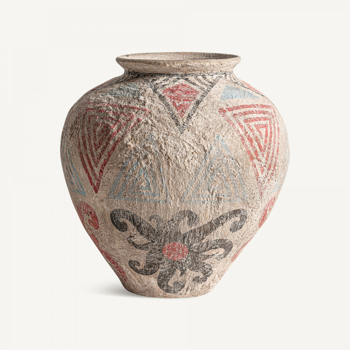 El Jarrón en terracota multicolor Didac es un jarrón de cerámica redondo, texturizado y de abertura estrecha, que presenta patrones geométricos y florales en rojo, azul y negro sobre un fondo beige.