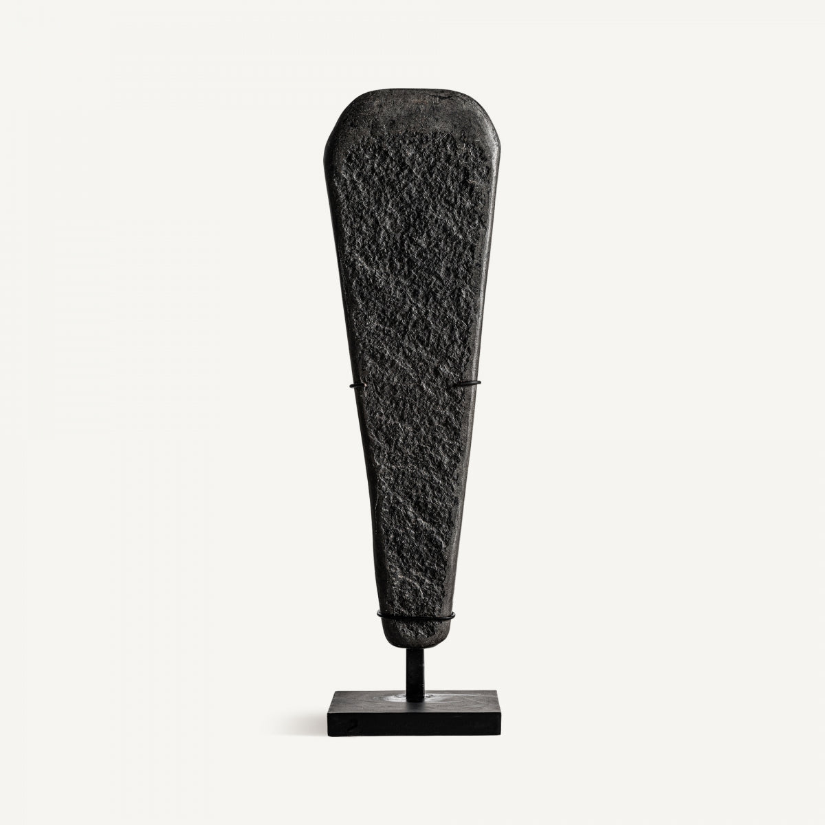 La Escultura en piedra negra Stone presenta una forma cónica oscura y de textura rugosa montada verticalmente sobre un soporte rectangular negro, ideal para la decoración contemporánea y exhibida sobre un fondo blanco.