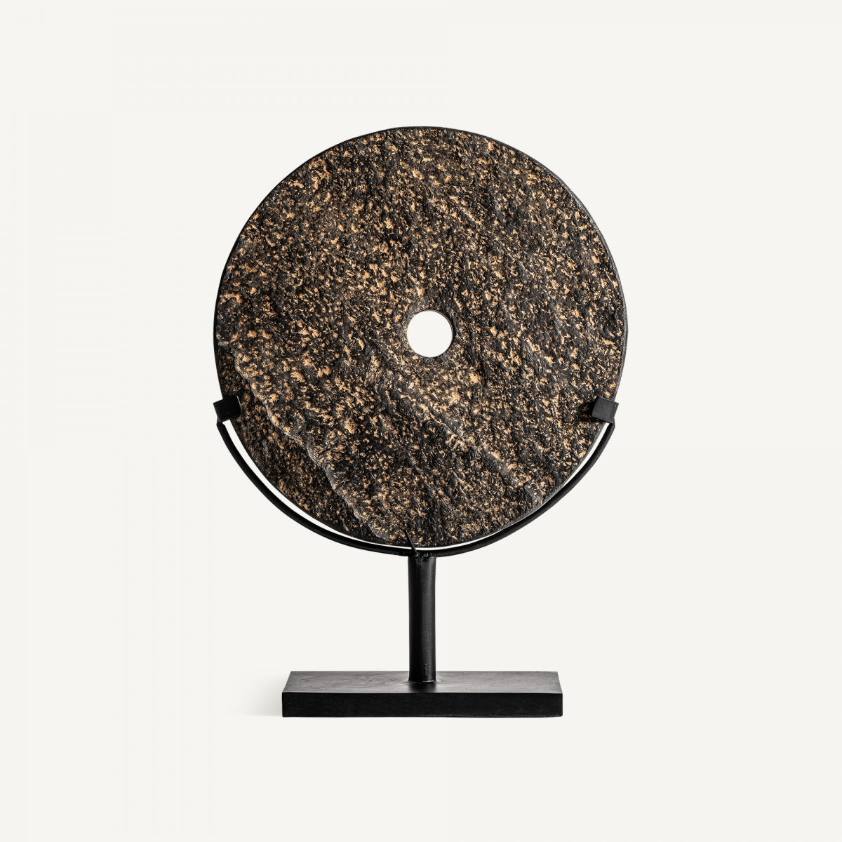 La Figura Decorativa Disco en Piedra y Hierro Seoane M se exhibe erguida sobre un soporte de hierro negro, destacando su diseño nórdico y materiales artesanales en una composición única contra un fondo claro.