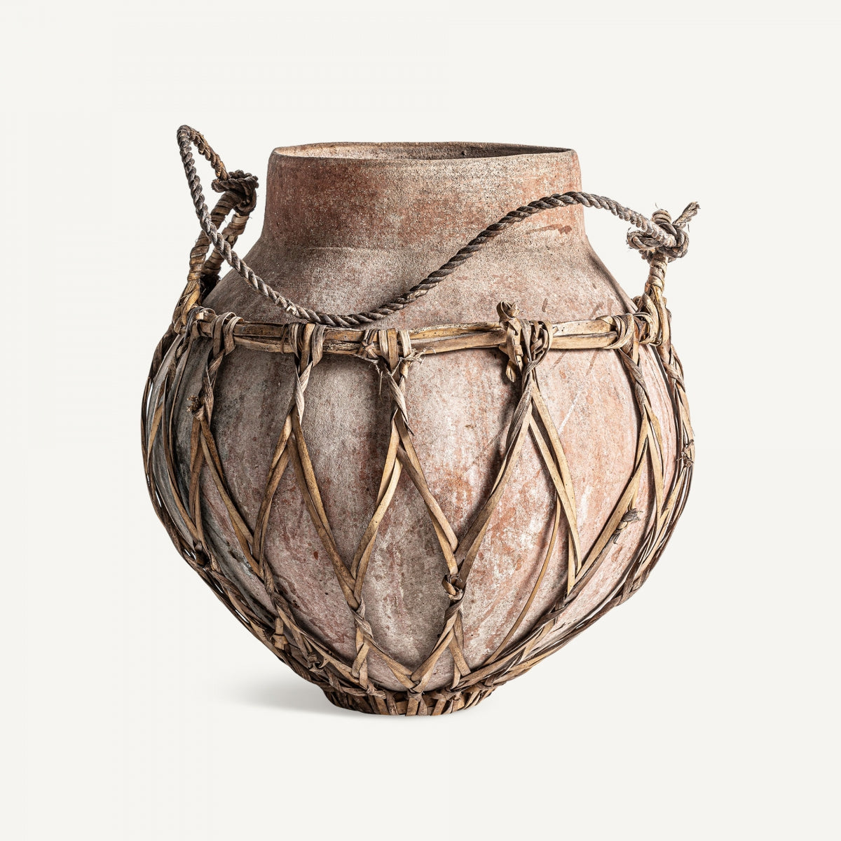 El Jarrón de terracota estilizado Deodhe, grande y redondo, con boca ancha y cuerda tejida en patrón de diamante, es ideal para decoración rústica y destaca sobre un fondo blanco.