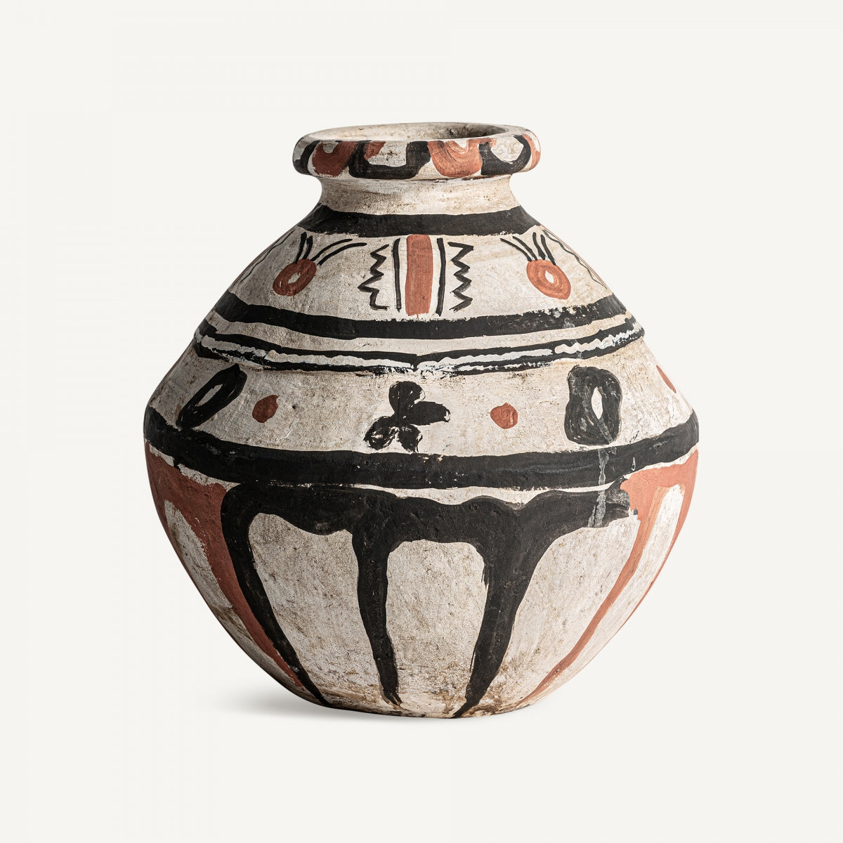 El Jarrón étnico en terracota Babil es redondo, de alta calidad, con cuello estrecho y decorado con patrones geométricos y abstractos en negro y marrón rojizo sobre fondo blanco, ideal para un estilo étnico.