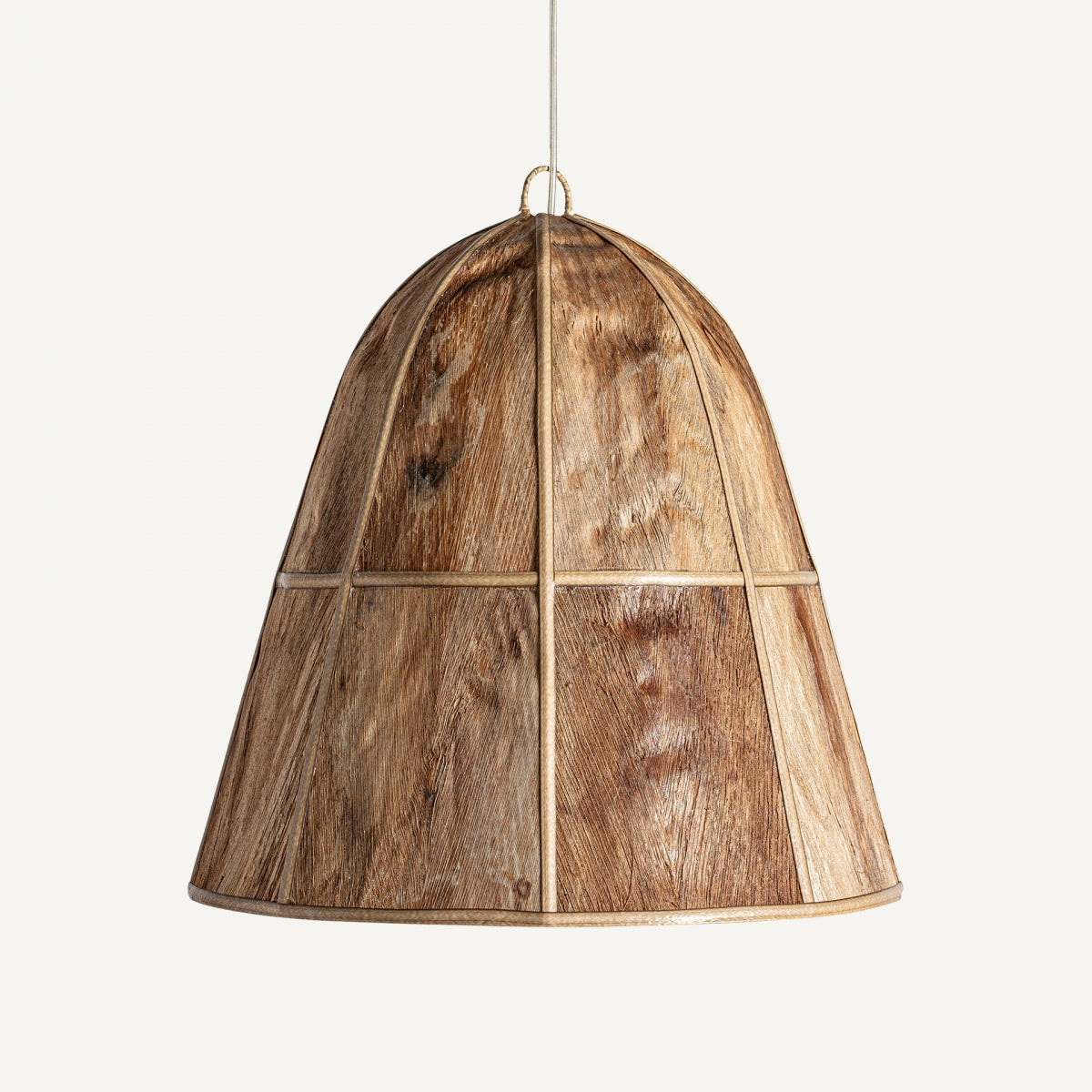 La Lámpara colgante en madera de coco boho Larca presenta una forma de cúpula con una superficie con textura de madera marrón y líneas segmentadas visibles, combinando a la perfección el diseño artesanal con el estilo boho.