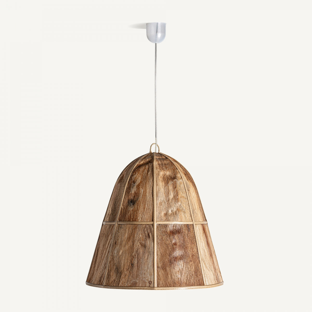La lámpara colgante en madera de coco boho Larca presenta una pantalla en forma de cúpula y muestra un diseño artesanal, colgando elegantemente del techo para agregar un toque de estilo boho a cualquier habitación.