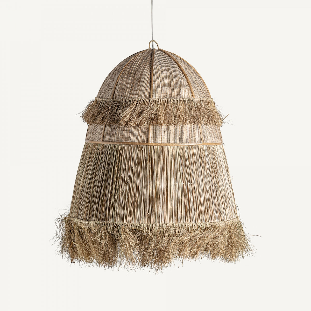 La Lámpara colgante de coco en fibras Boho es un colgante en forma de cúpula hecho de fibras naturales con detalles de flecos en capas que exudan encanto boho.
