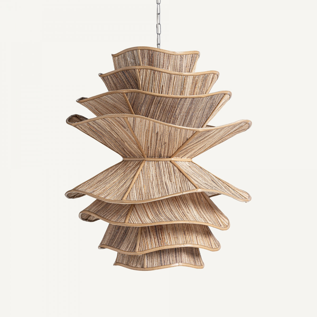 La lámpara colgante de madera de coco Boho 3 presenta un diseño ondulado y en capas, elaborado con fibras naturales tejidas y detalles de madera de coco. Cuelga elegantemente de una cadena, capturando la esencia del diseño bohemio para una estética verdaderamente única.