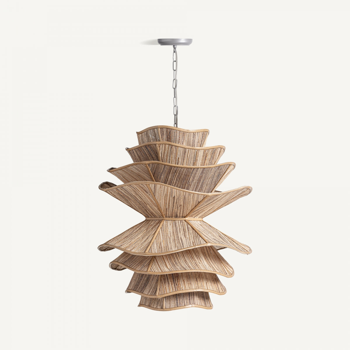 La lámpara colgante de madera de coco Boho 3 presenta un diseño de ondas en capas de estilo boho hecho de madera de coco tejida, que cuelga elegantemente del techo mediante una elegante cadena de metal.