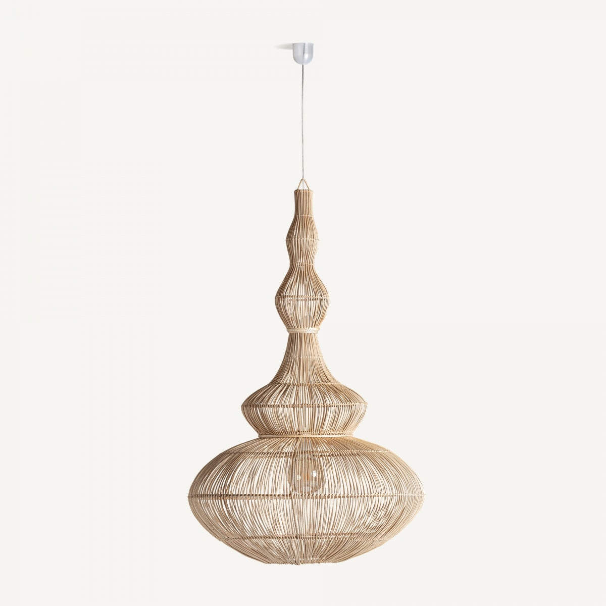 La lámpara colgante de mimbre boho Satu presenta una lámpara colgante de mimbre con forma de bulbo con un diseño de tejido abierto en capas y está suspendida por un cordón blanco, lo que la convierte en una adición elegante a cualquier decoración del hogar.