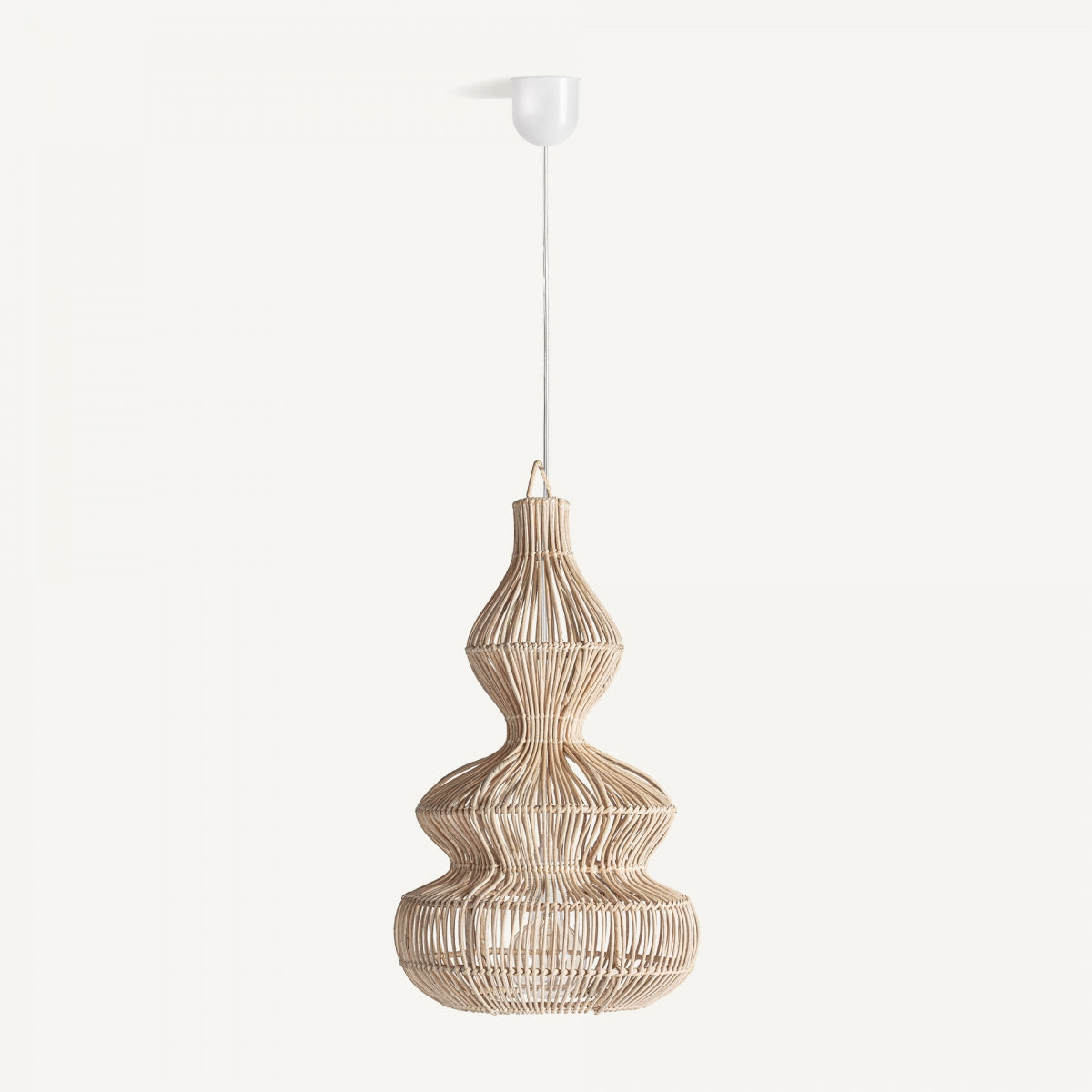 La lámpara colgante de ratán Bohochic, de forma ondulada, cuelga con gracia de una lámpara de techo blanca y destila un estilo elegante.