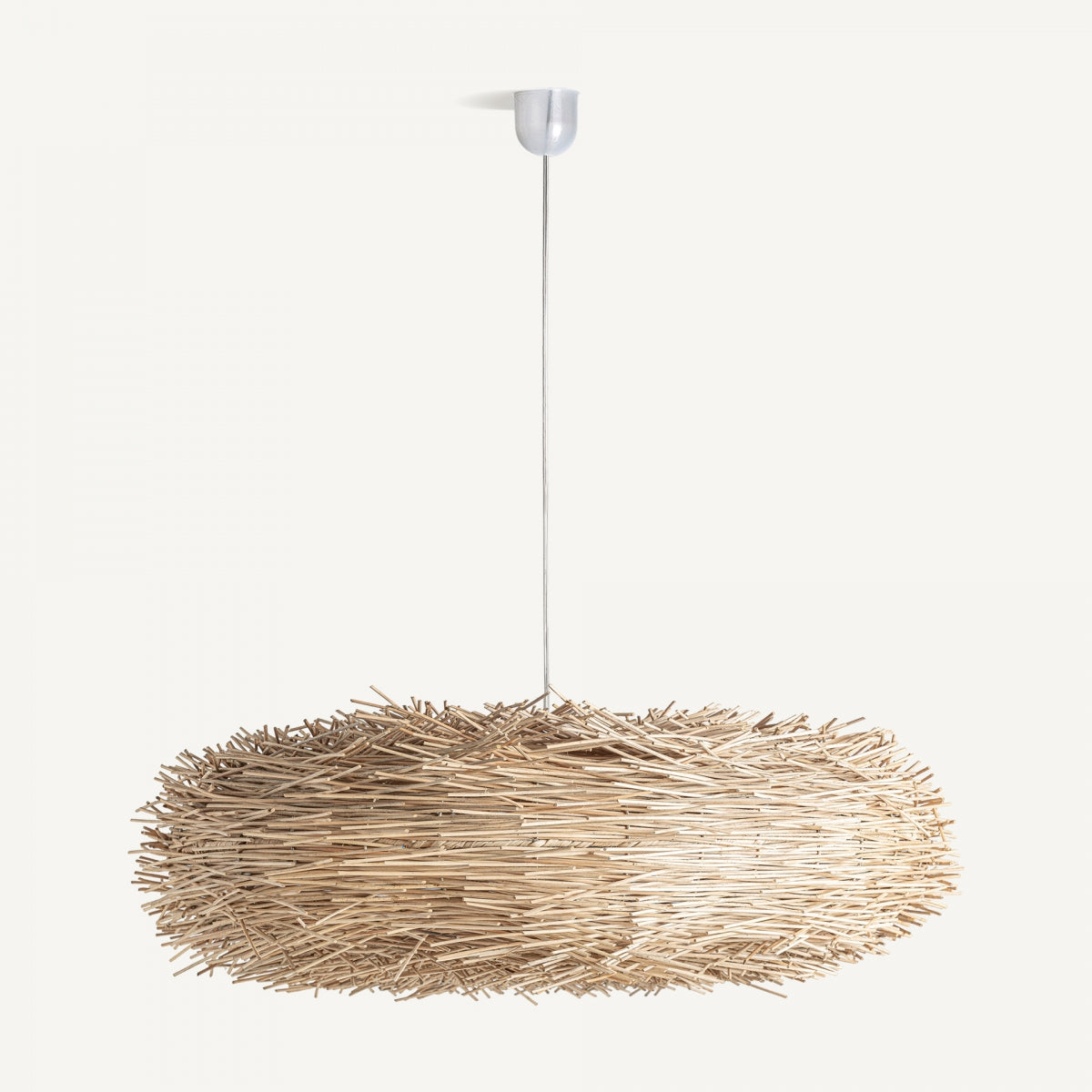 La Lámpara colgante en ratán Boho Nest presenta una pantalla cilíndrica texturizada hecha de materiales naturales y cuelga del techo mediante un cordón blanco, añadiendo un toque de diseño artesanal a tu decoración bohemia.
