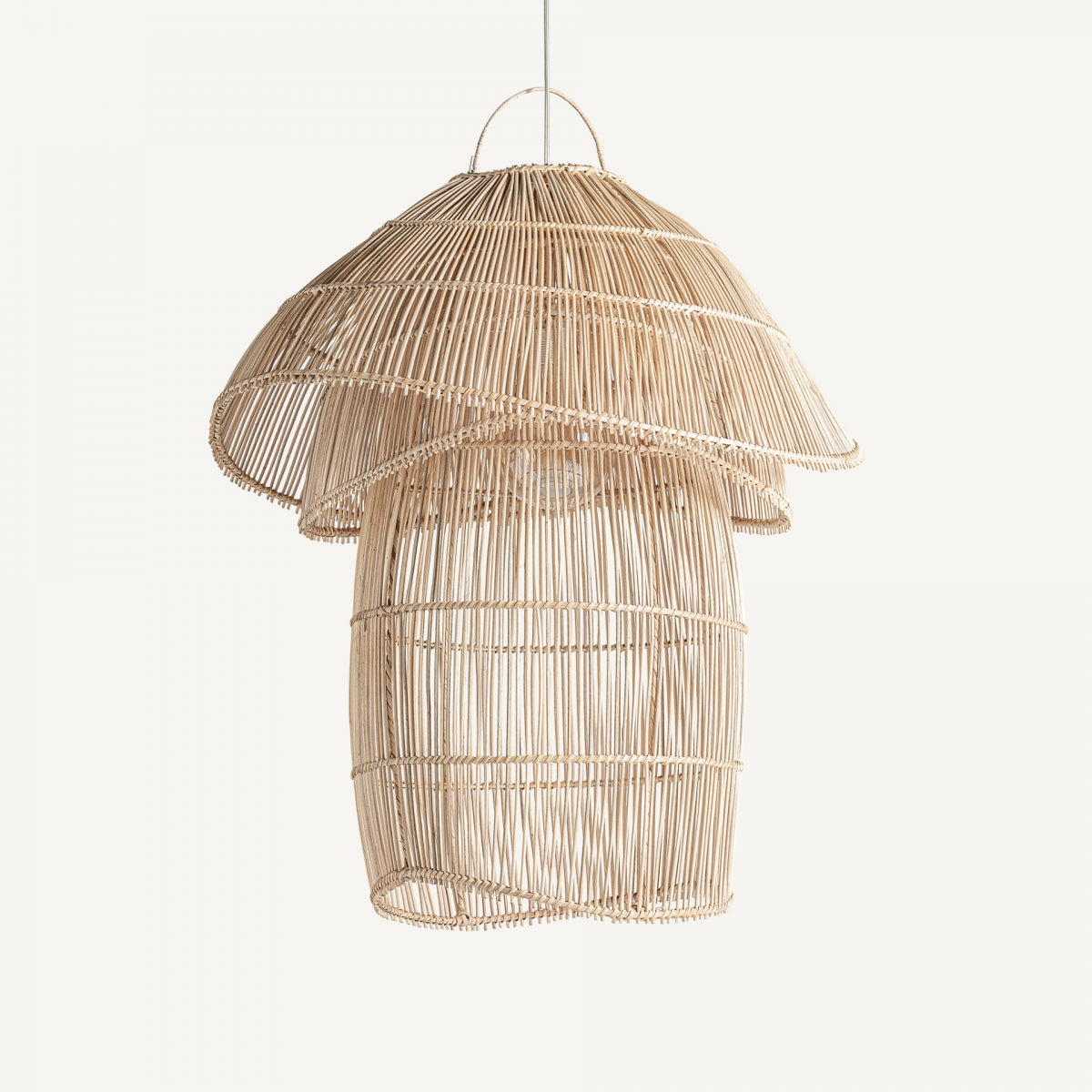 La lámpara colgante de ratán boho Jah presenta un colgante de ratán tejido con una elegante forma de hongo, sobre un fondo blanco.