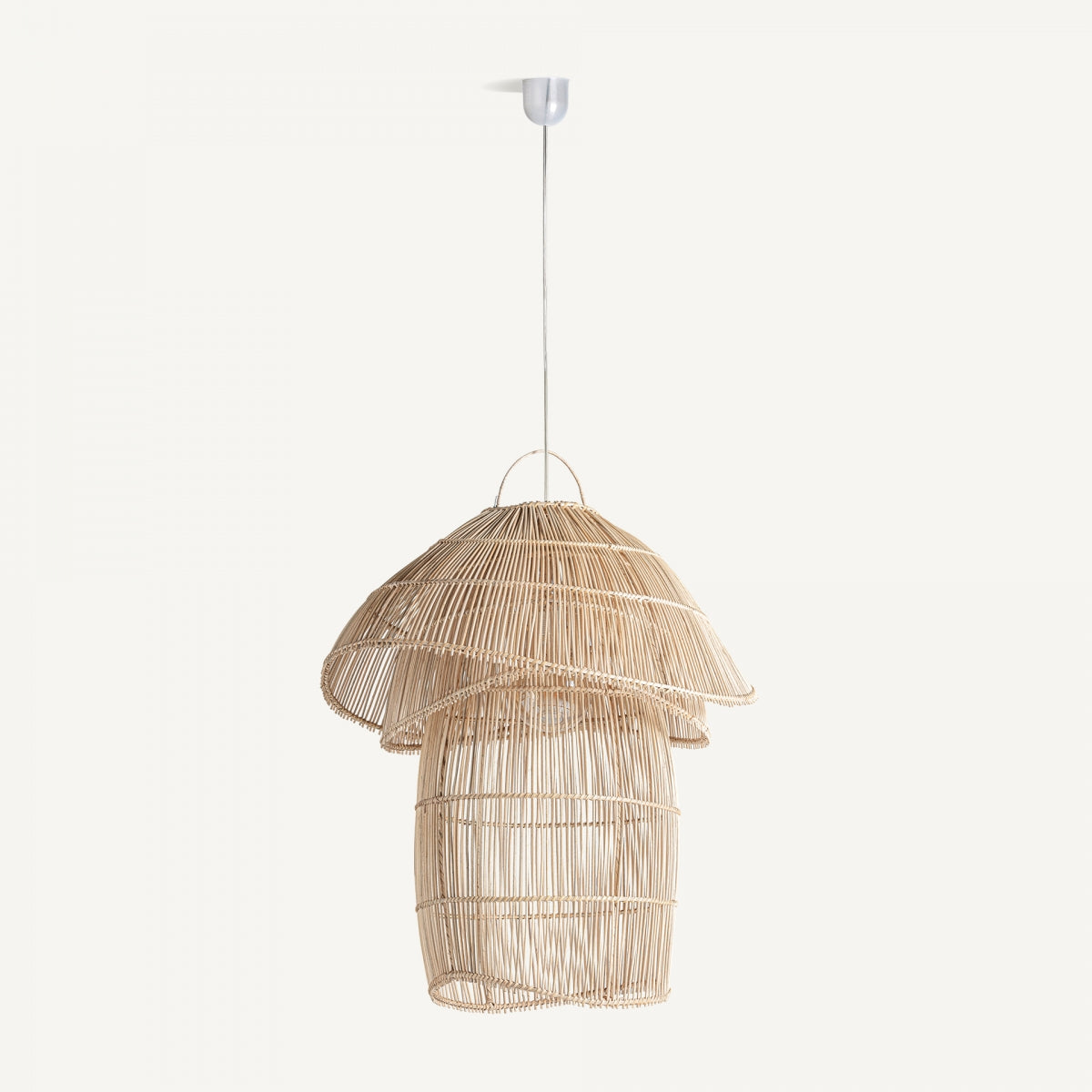 La lámpara colgante en ratán boho Jah, con su diseño en capas de hongo, cuelga elegantemente de una lámpara de techo blanca sobre un fondo liso, exudando encanto bohemio con su rico tono marrón ratán.