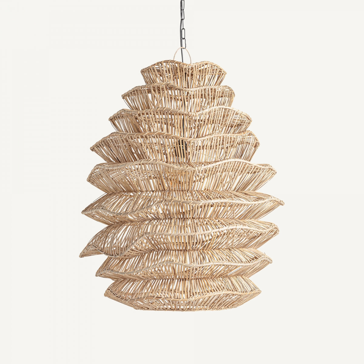 La lámpara colgante en ratán Marrón Boheme, con su diseño de mimbre escalonado, cuelga elegantemente de una cadena sobre un fondo liso, capturando a la perfección el aire boho chic del diseño.