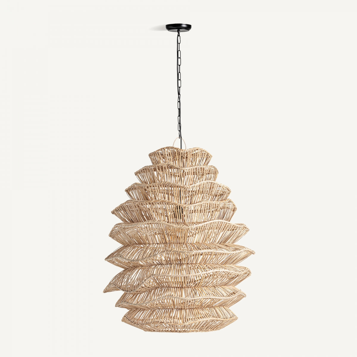La lámpara colgante en ratán Marrón Boheme presenta un diseño de varios niveles en forma de canasta con una cadena negra, que irradia elegancia boho chic.