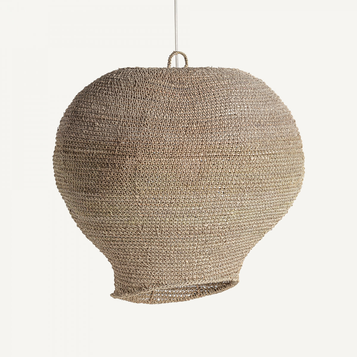 La lámpara colgante de madera de palma IGOTZ presenta un diseño de cúpula tejida elaborada con fibra natural y madera de palma, suspendida por un solo cordón para un auténtico estilo boho sobre un fondo simple.