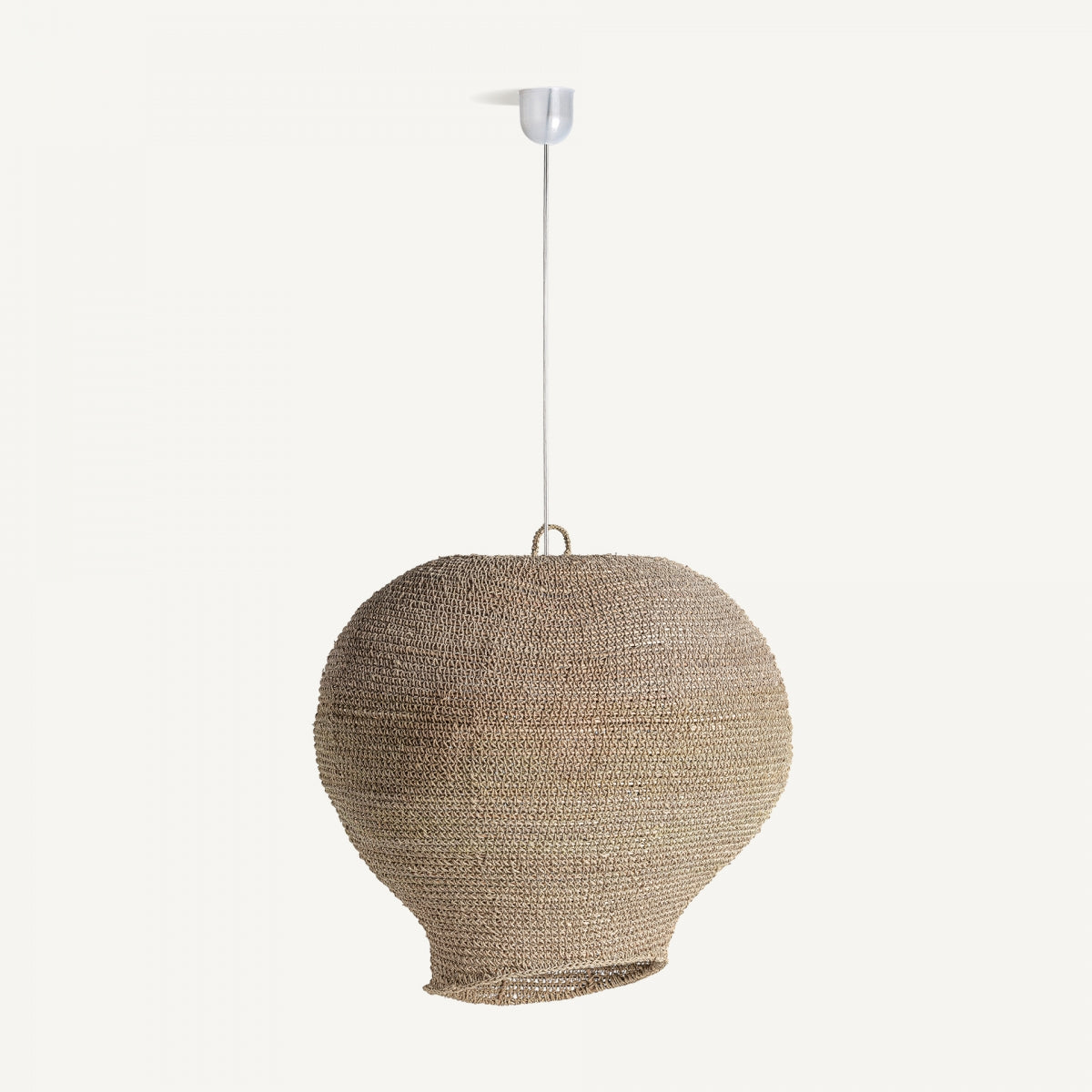 La lámpara colgante de madera de palma IGOTZ, con su diseño de fibra natural tejida en forma de cúpula, agrega estilo boho a cualquier habitación ya que cuelga elegantemente de un techo blanco con un cordón visible.