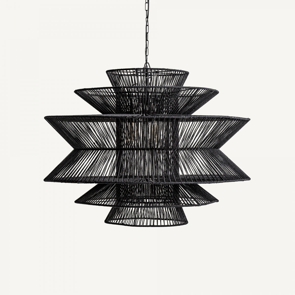 La lámpara colgante de metal y algodón Boho-Noir presenta un diseño geométrico en capas con marco de alambre y cuelga de una cadena sobre un fondo blanco liso.