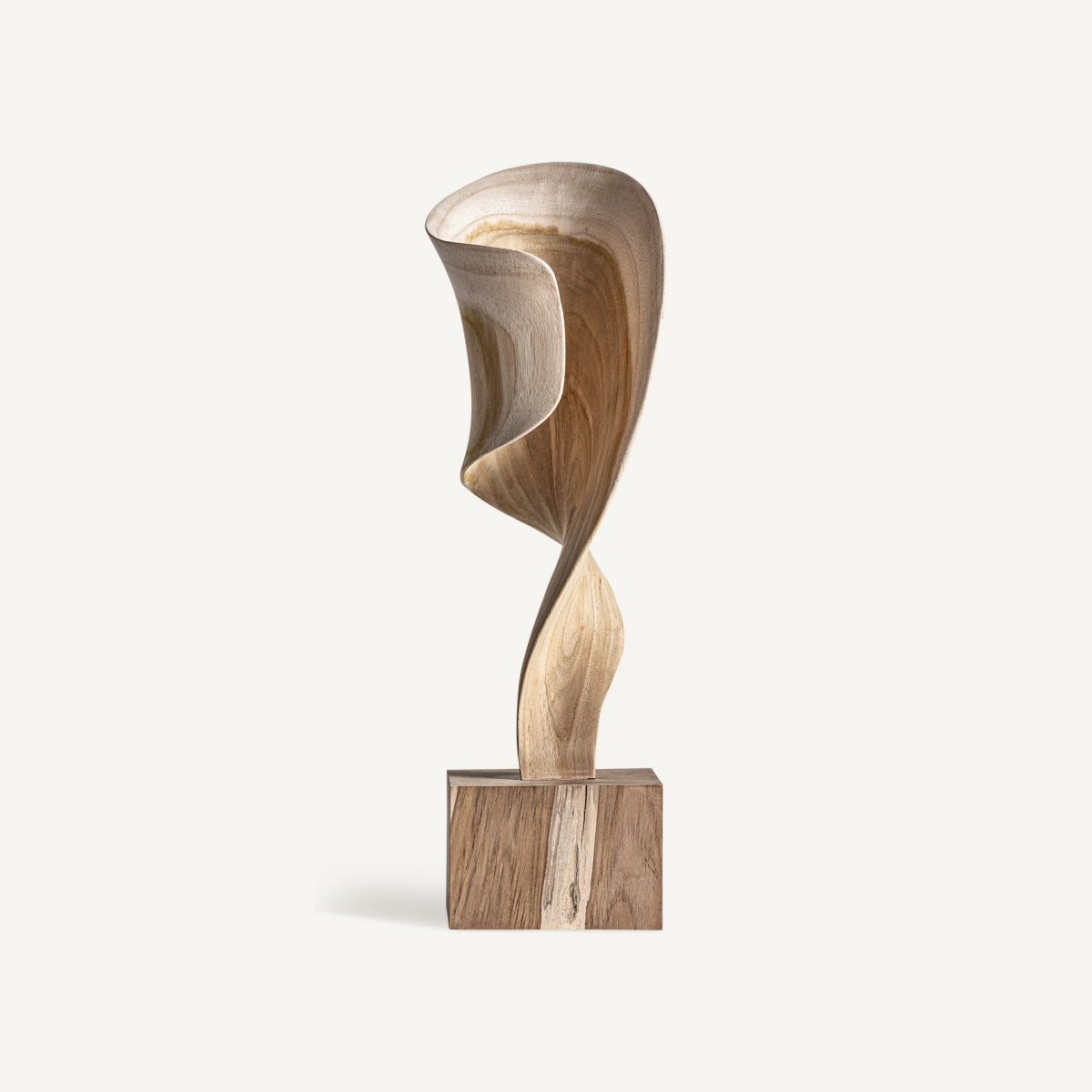 La figura decorativa en madera de teka Blayen es una escultura abstracta de madera con un diseño suave y arremolinado, que se encuentra sobre una base cuadrada sobre un fondo blanco, perfecta para cualquier decoración moderna.